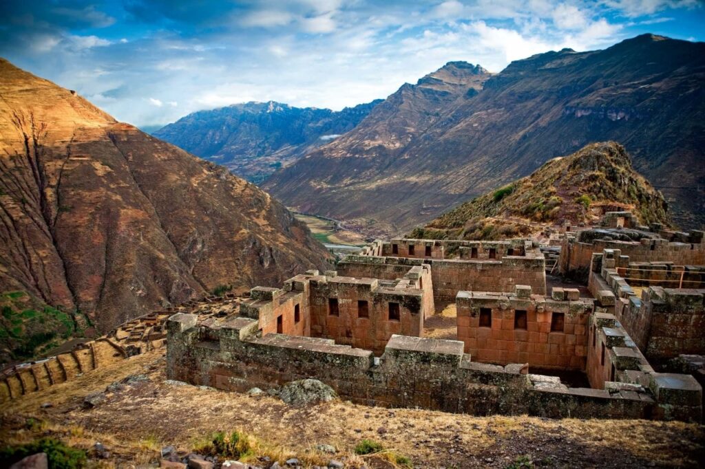 Panoramic view of Pisac’s Inca ruins and terraced mountains, inviting travelers to explore the Sacred Valley – Ali Peru Treks