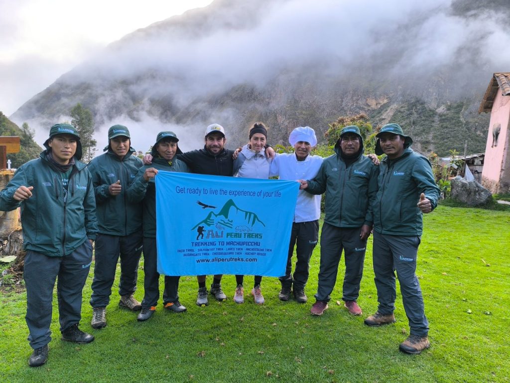 Tourists posing with their professional Machu Picchu trekking team including porters and a chef - Ali Peru Treks