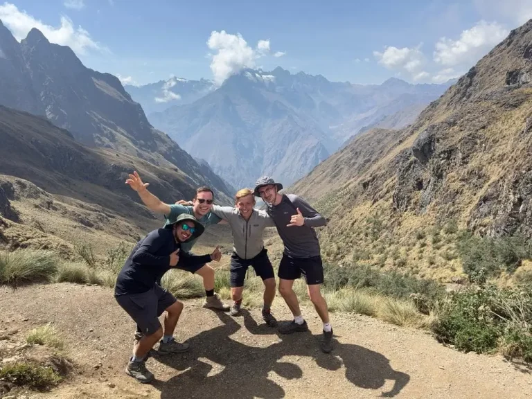 Una inmersión cultural a lo largo del Camino del Inca hacia Machu Picchu, cerca del exigente paso de Warmiwañusca, o «Paso de la Mujer Muerta».