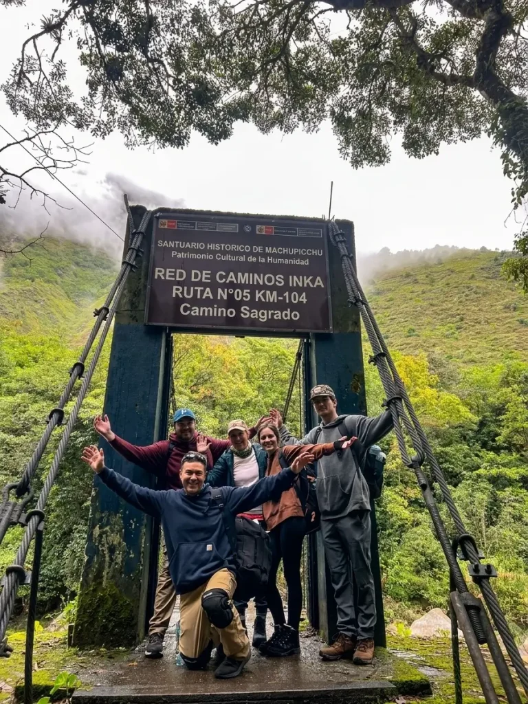 La entrada al Camino Inca Corto se encuentra en el kilómetro 104 de la línea ferroviaria que lleva a Machu Picchu.
