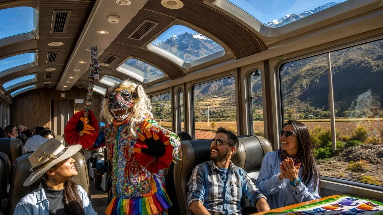 Pasajeros que disfrutan de un recorrido panorámico en el tren Vistadome de PeruRail con destino a Machu Picchu