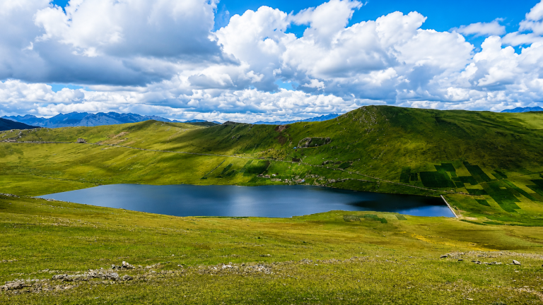Un paisaje montañoso en los Andes peruanos, posiblemente en la región de Cusco.