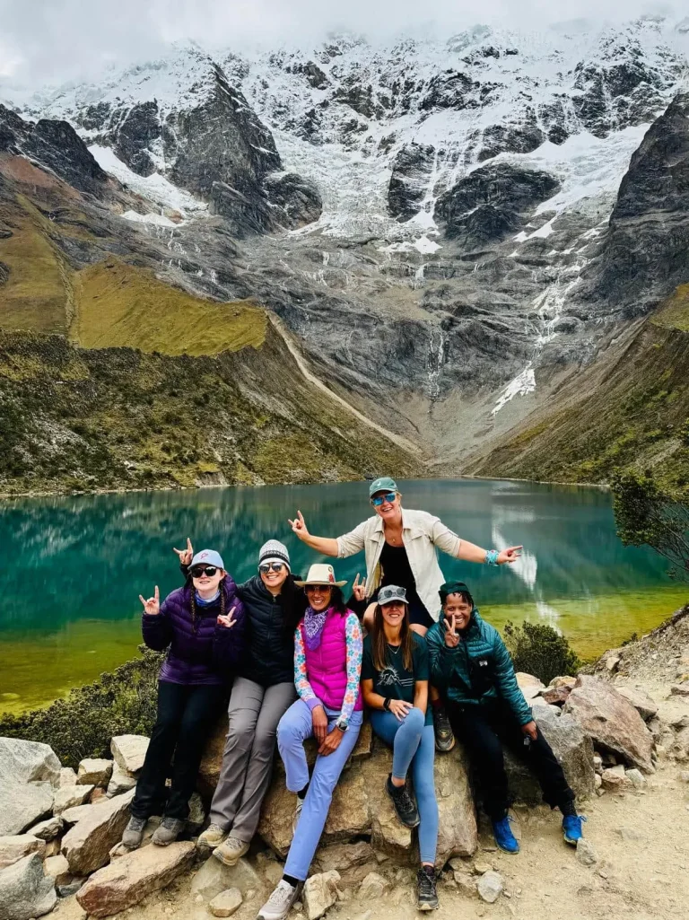 La laguna Humantay, famosa por sus aguas de un intenso color turquesa, resultado del deshielo del monte Humantay.