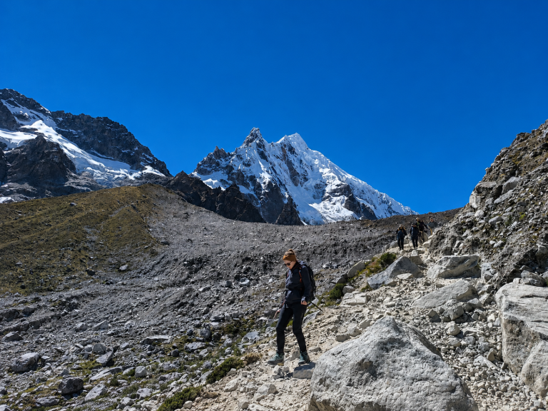 Descenso por los senderos de alta montaña de la ruta del Salkantay Trek