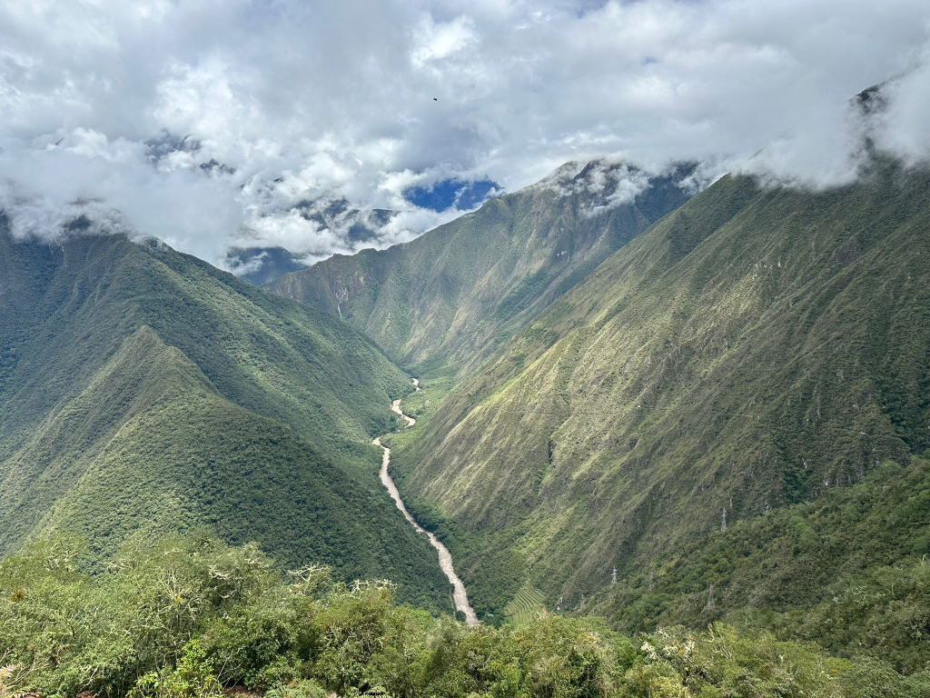 Impresionantes paisajes a lo largo del Camino del Inca de camino a Machu Picchu