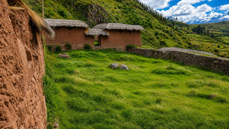 Estructuras de piedra y adobe con techos de paja construidas sobre terrazas agrícolas a lo largo de la ruta de Huchuy Qosqo a Machu Picchu.