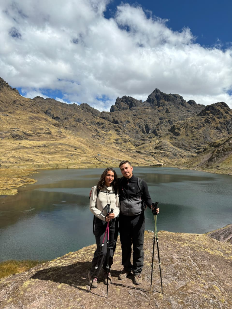 Conocido como Kinsa Cocha (o Tres Lagunas), se encuentra cerca de Písac, en el Valle Sagrado, a lo largo de la ruta de trekking de Lares y del Camino Inca corto hacia Machu Picchu.