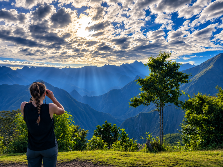 Impresionantes vistas de las montañas desde Llactapata hasta Machu Picchu