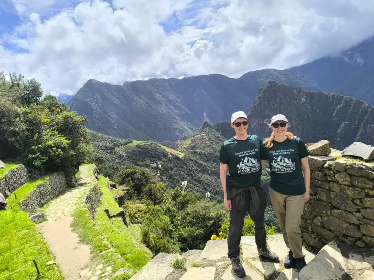Excursionistas en la Puerta del Sol tras completar el Camino del Inca