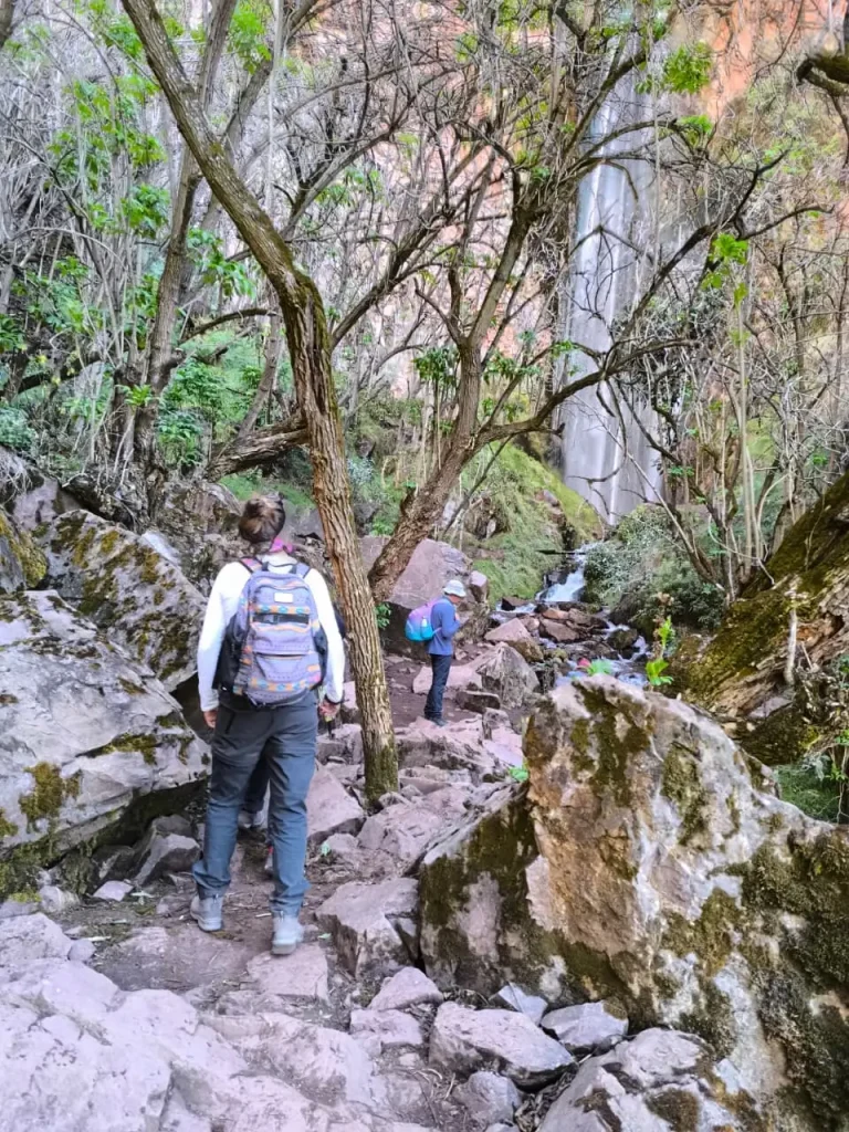 La experiencia definitiva de senderismo a la cascada de Perolniyoc