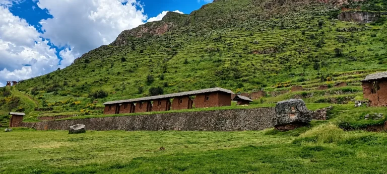 Huchuy Qosqo —cuyo nombre significa «Pequeño Cusco» en quechua— se encuentra a una altitud de aproximadamente 3600 metros sobre el nivel del mar.
