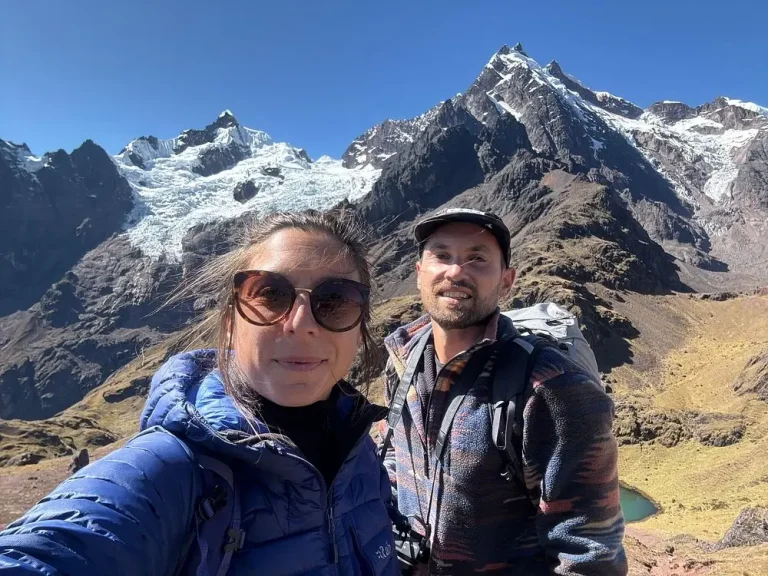 Las montañas nevadas de la cordillera de Vilcabamba a lo largo de la ruta de senderismo de Lares.