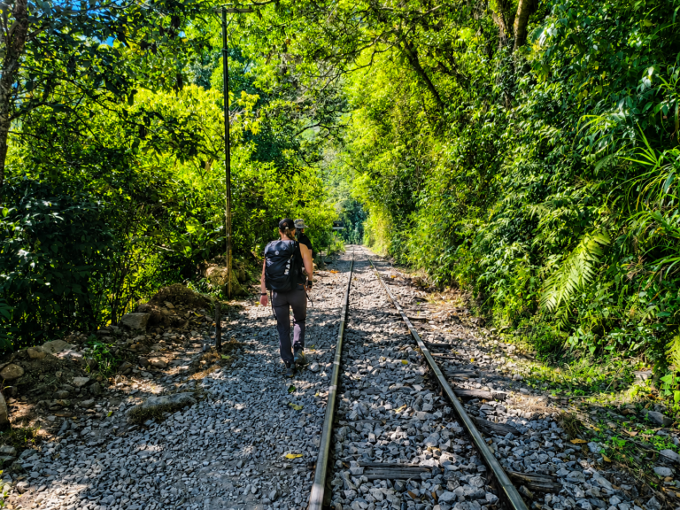 Senderismo por las vías del tren hasta Aguas Calientes en la ruta del Salkantay hacia Machu Picchu