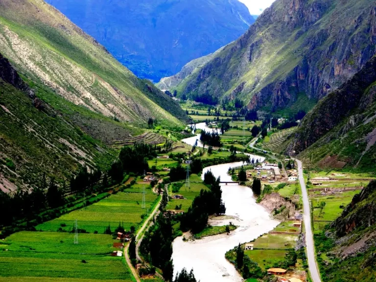Valle Sagrado de Perú: río Urubamba y campos fértiles