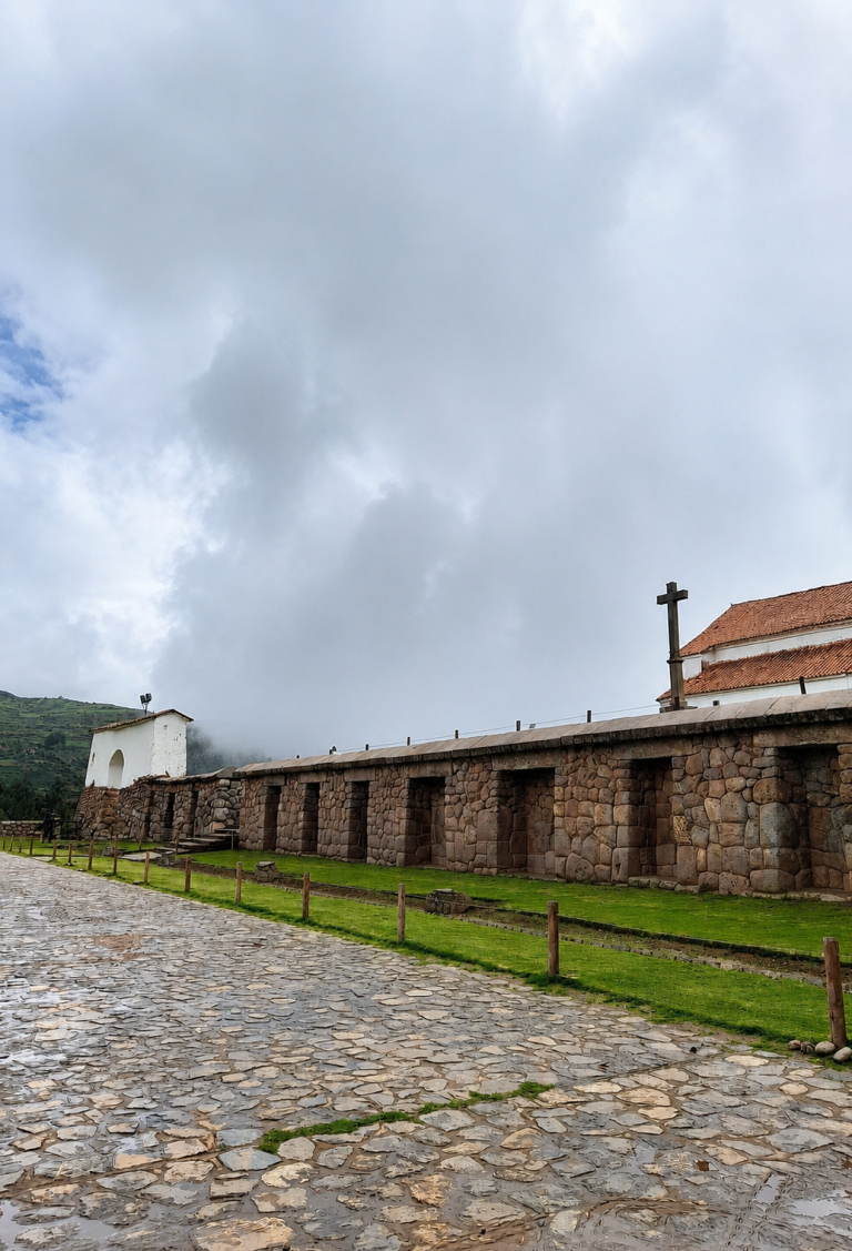 Complejo e iglesia colonial en el pueblo de Chinchero.