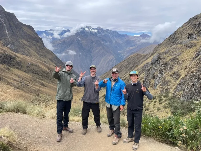 Un grupo celebrando en la cima del Paso de la Mujer Muerta.